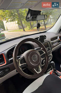 Внедорожник / Кроссовер Jeep Renegade 2015 в 