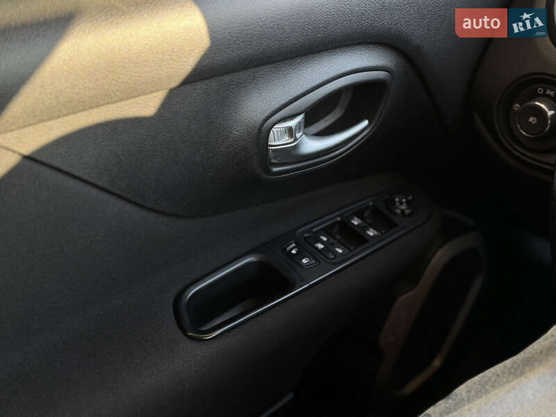 Внедорожник / Кроссовер Jeep Renegade 2015 в Киеве