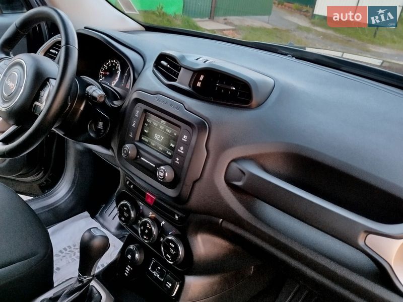 Внедорожник / Кроссовер Jeep Renegade 2016 в Ружине