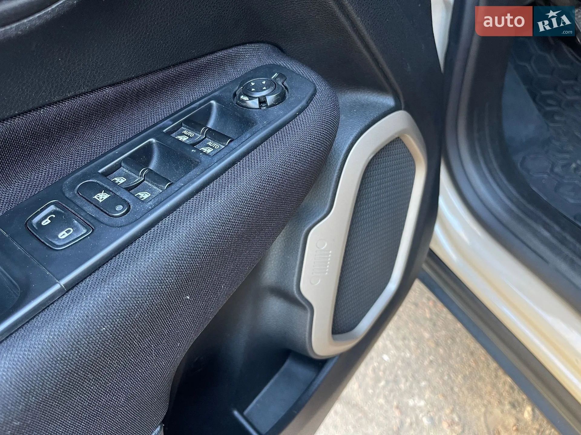 2015 Jeep Renegade - мініатюра 12