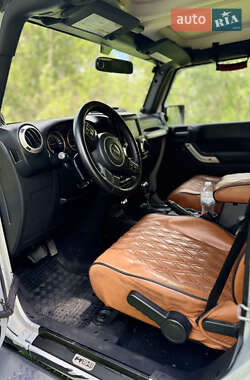 Внедорожник / Кроссовер Jeep Wrangler 2011 в 
