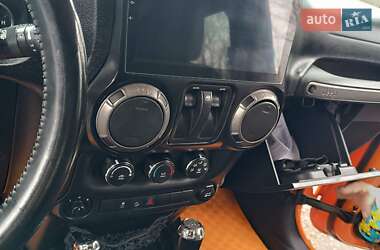 Внедорожник / Кроссовер Jeep Wrangler 2012 в 