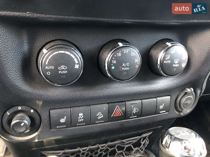 Позашляховик / Кросовер Jeep Wrangler 2015 в Києві