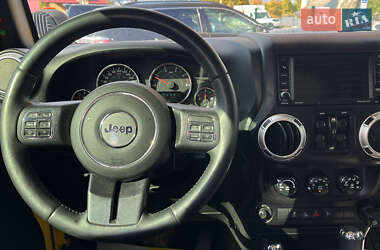 Внедорожник / Кроссовер Jeep Wrangler 2015 в 