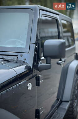 Внедорожник / Кроссовер Jeep Wrangler 2015 в 