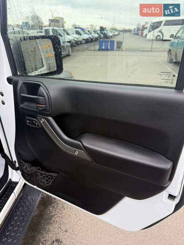 Позашляховик / Кросовер Jeep Wrangler 2016 в Луцьку фото 14 Позашляховик / Кросовер Jeep Wrangler 2016 в Луцьку