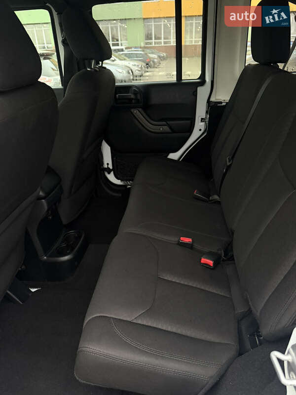 Позашляховик / Кросовер Jeep Wrangler 2016 в Луцьку фото 19 Позашляховик / Кросовер Jeep Wrangler 2016 в Луцьку