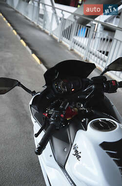 Спортбайк Kawasaki EX 650 2016 в 