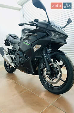Спортбайк Kawasaki Ninja 500 2024 в 