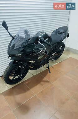 Спортбайк Kawasaki Ninja 500 2024 в 