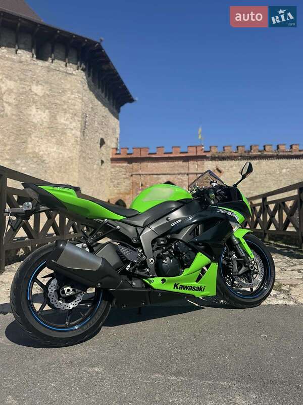 Спортбайк Kawasaki Ninja 2012 в 
