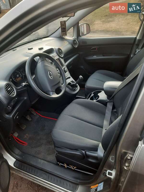 Минивэн Kia Carens 2008 в Полтаве