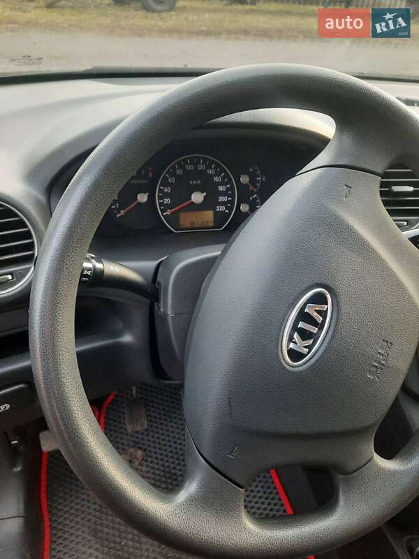 Минивэн Kia Carens 2008 в Полтаве