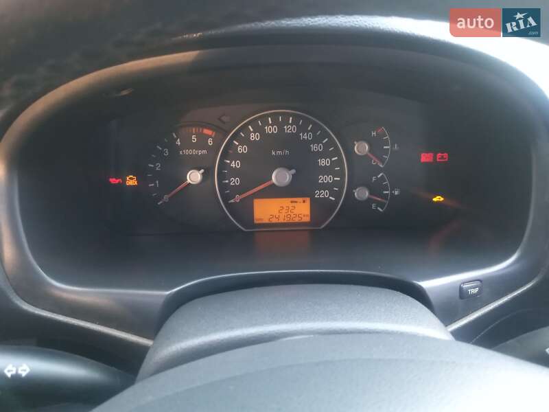 Минивэн Kia Carens 2008 в Ромнах