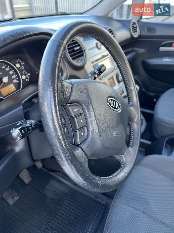 Мінівен Kia Carens 2009 в Стрию