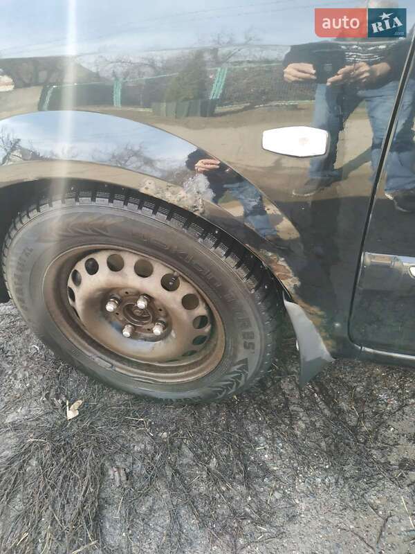 Мінівен Kia Carens 2004 в Полтаві