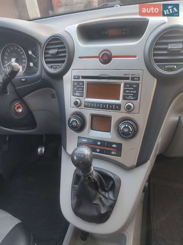 Минивэн Kia Carens 2008 в Ивано-Франково