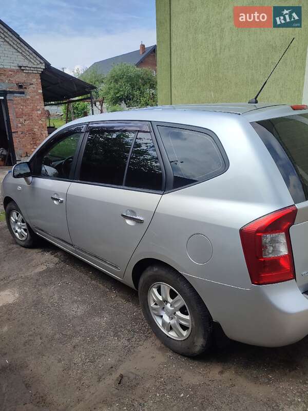 Минивэн Kia Carens 2008 в Ивано-Франково