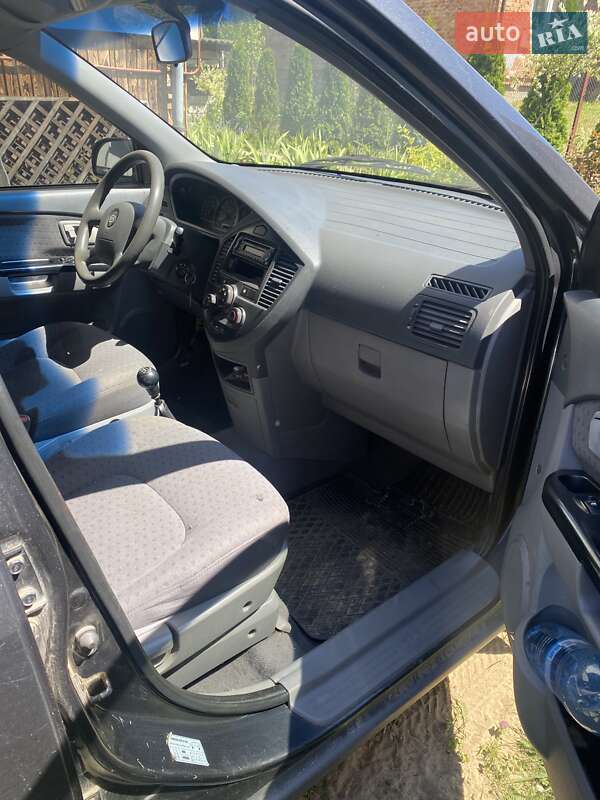 Минивэн Kia Carens 2004 в Львове