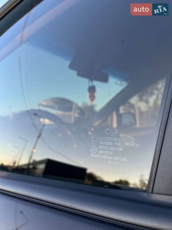 Мінівен Kia Carens 2006 в Дніпрі