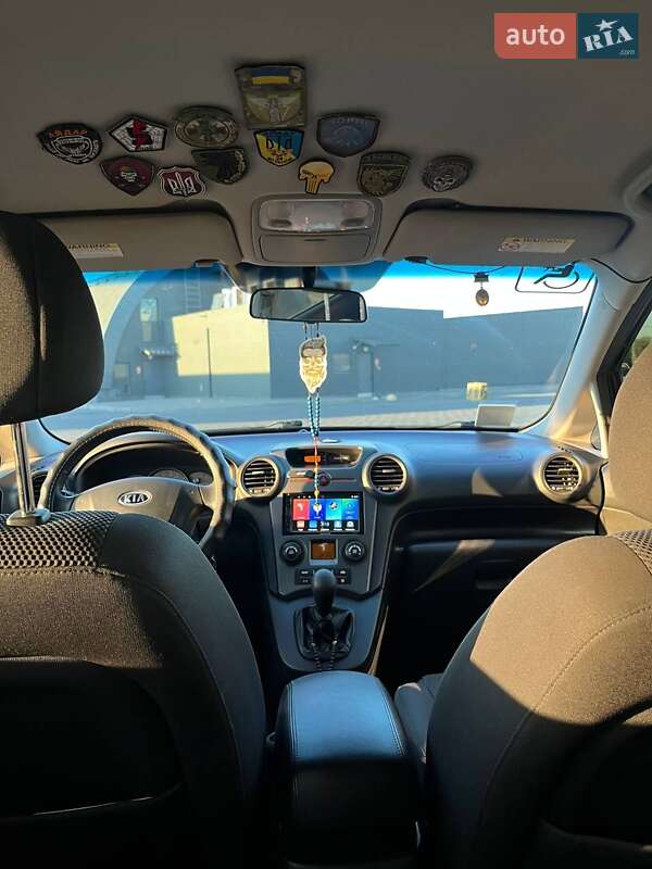 Мінівен Kia Carens 2006 в Дніпрі