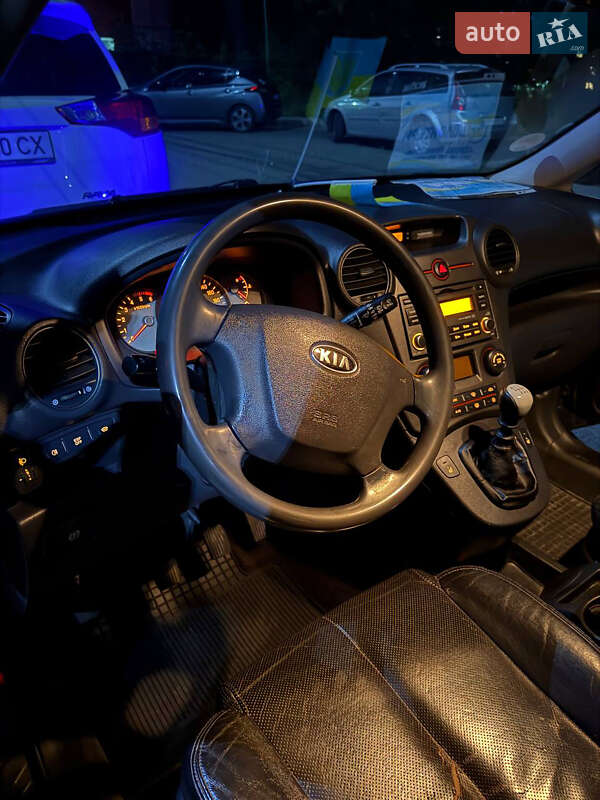 Мінівен Kia Carens 2006 в Чернівцях