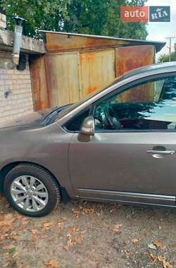 Микровэн Kia Carens 2011 в 