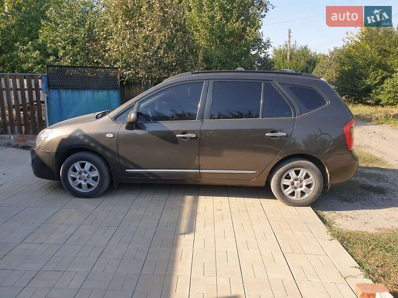 Мінівен Kia Carens 2008 в Краматорську