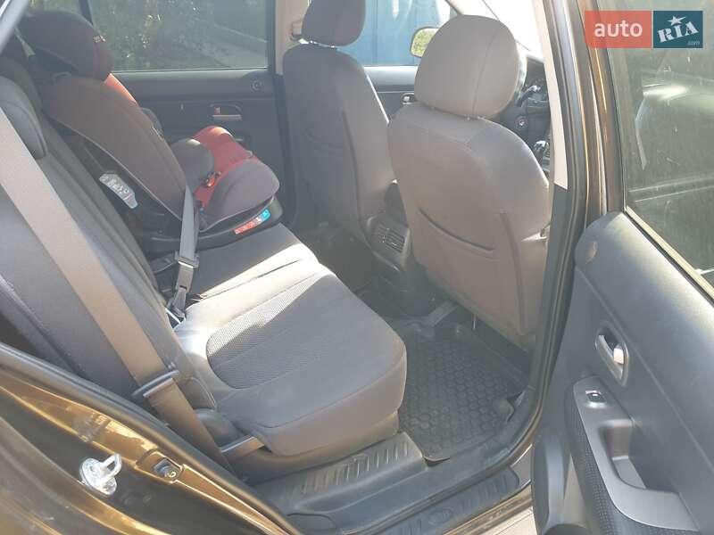 Мінівен Kia Carens 2008 в Краматорську