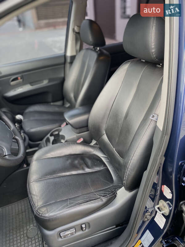 Минивэн Kia Carens 2008 в Житомире