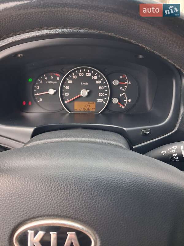 Мінівен Kia Carens 2008 в Києві фото 24 Мінівен Kia Carens 2008 в Києві