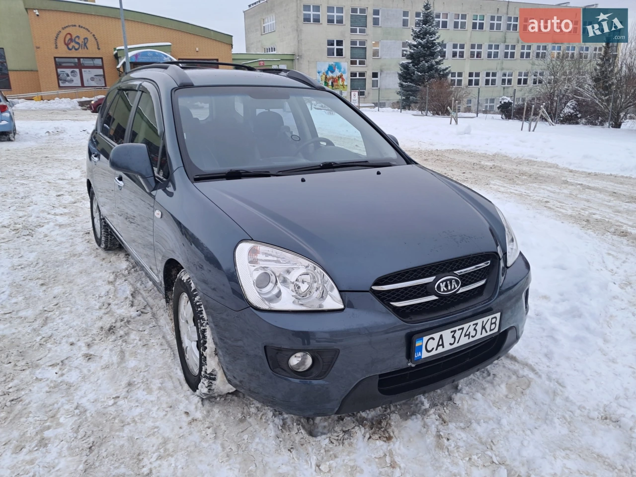 Продам КІА Carens

Рік випуску 2008
Пробіг 108 800
Двигун 2.0 бензин
Коробка передач механічна
Двозонний кондиціонер
Обігрів переднього/заднього скла
Елeтроскопідіймачі
Електрорегулювання дзеркал
Парктронік - задній
та ін.

Без ДТП
Не фарбоване, 
Кузов без жодних слідів ржавчини

Нові зиморі шини
Новий акумулятор

Авто куплене новим з автосалону - практично один власник - 2 роки тому переоформлена з тестя на мене

Після покупки авто на сидіння одразу було пошито чохли  - під ними абсолютно нова фабрична обшивка

Авто доглянуте, справне, фінансових вкладень не потребує

Надійний сімейний автомобіль