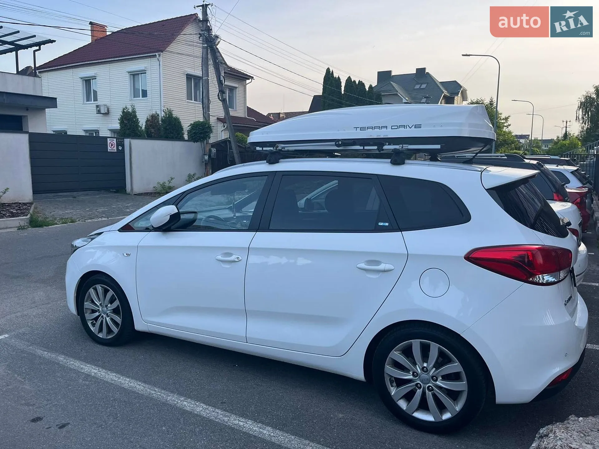 2016 Kia Carens - фото 1