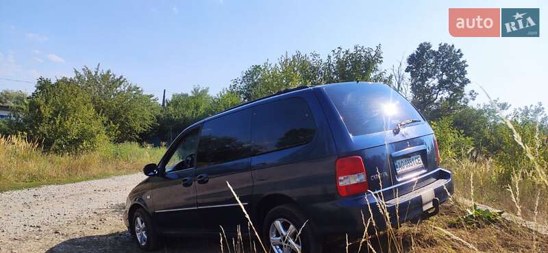 Минивэн Kia Carnival 2004 в Ужгороде