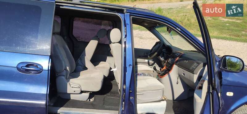 Минивэн Kia Carnival 2004 в Ужгороде