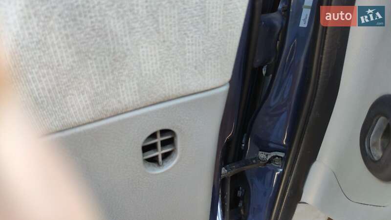 Минивэн Kia Carnival 2004 в Ужгороде