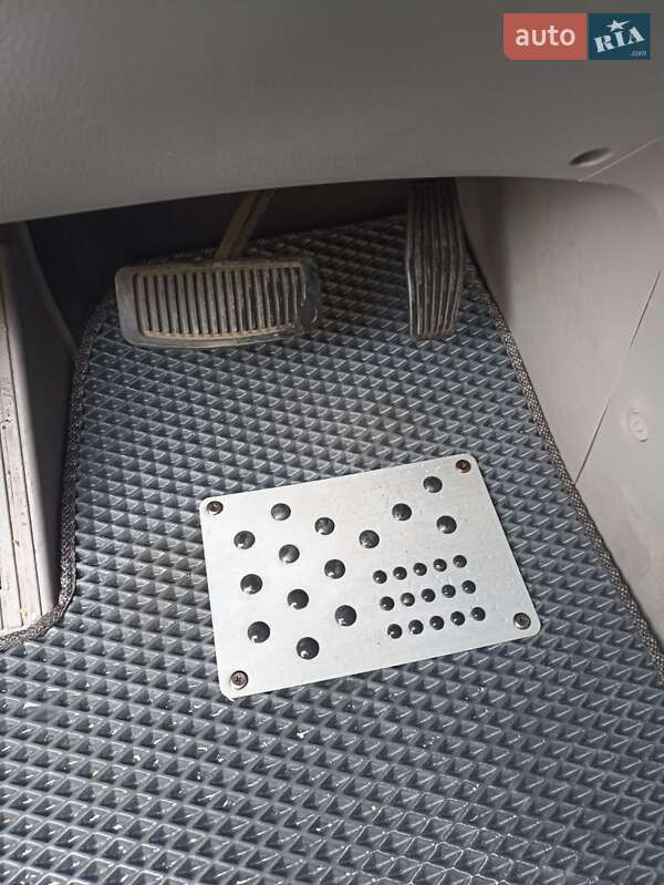 Минивэн Kia Carnival 2008 в Новояворовске