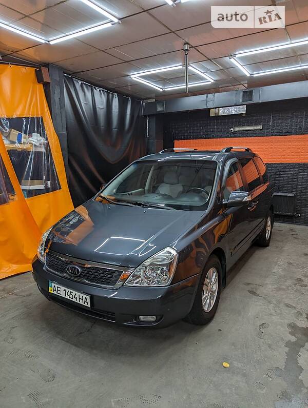 Мінівен Kia Carnival 2012 в Дніпрі