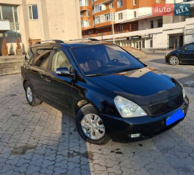 Минивэн Kia Carnival 2012 в 