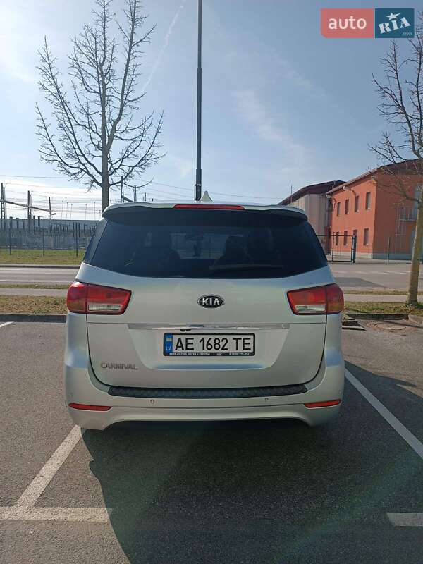 Минивэн Kia Carnival 2016 в Днепре
