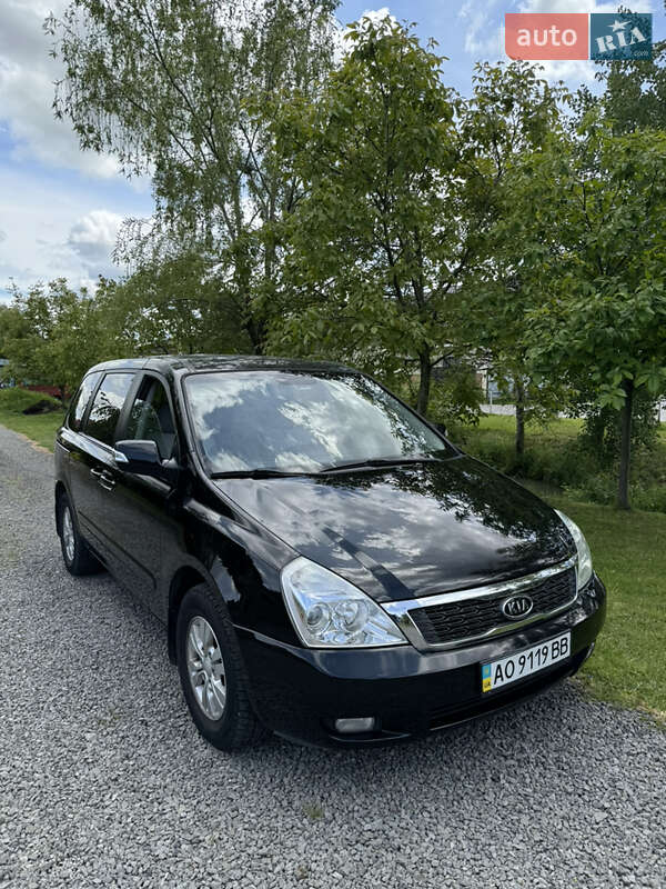 Минивэн Kia Carnival 2012 в 
