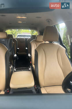 Минивэн Kia Carnival 2021 в 