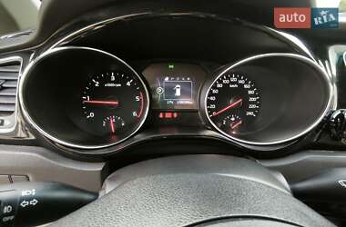 Минивэн Kia Carnival 2015 в 