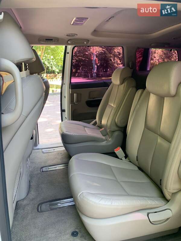 Минивэн Kia Carnival 2017 в Киеве