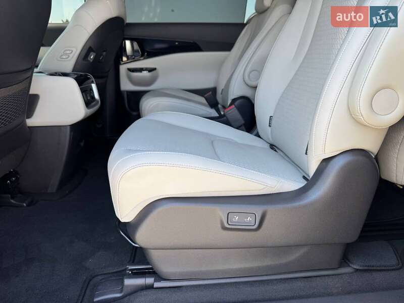 Минивэн Kia Carnival 2023 в Киеве
