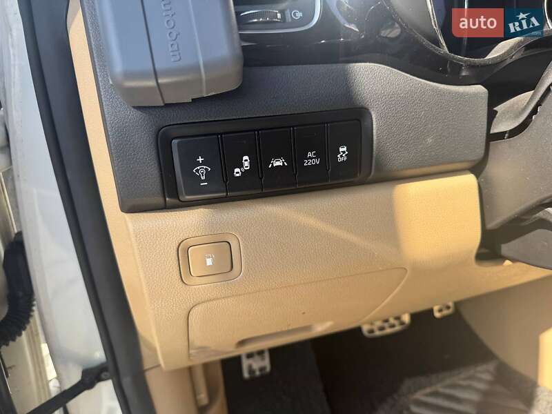 Минивэн Kia Carnival 2017 в Львове