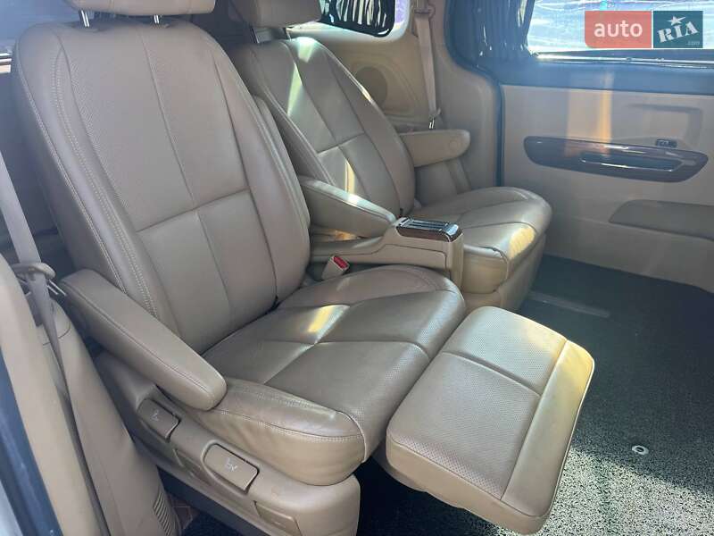 Минивэн Kia Carnival 2017 в Львове