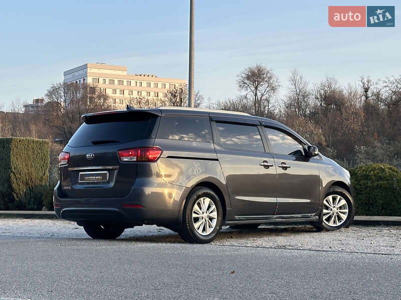 Мінівен Kia Carnival 2015 в Дніпрі
