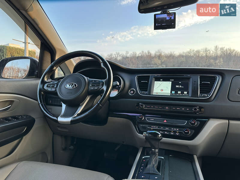 Мінівен Kia Carnival 2015 в Дніпрі