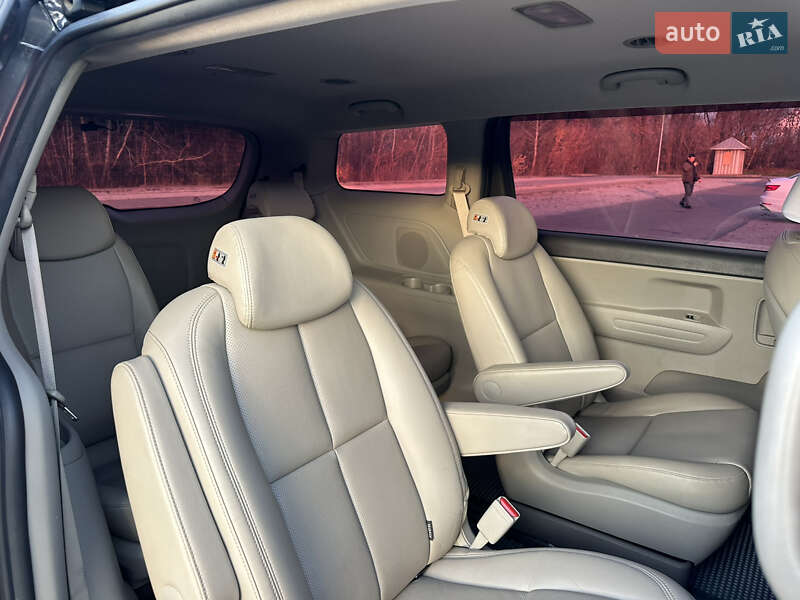 Мінівен Kia Carnival 2015 в Дніпрі